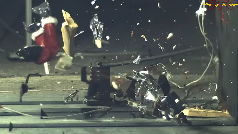 Έκαναν crash test σε παιδικά αυτοκινητάκια με 200 χλμ./ώρα!